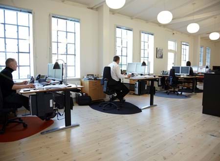 stoleunderlag i filt på kontor